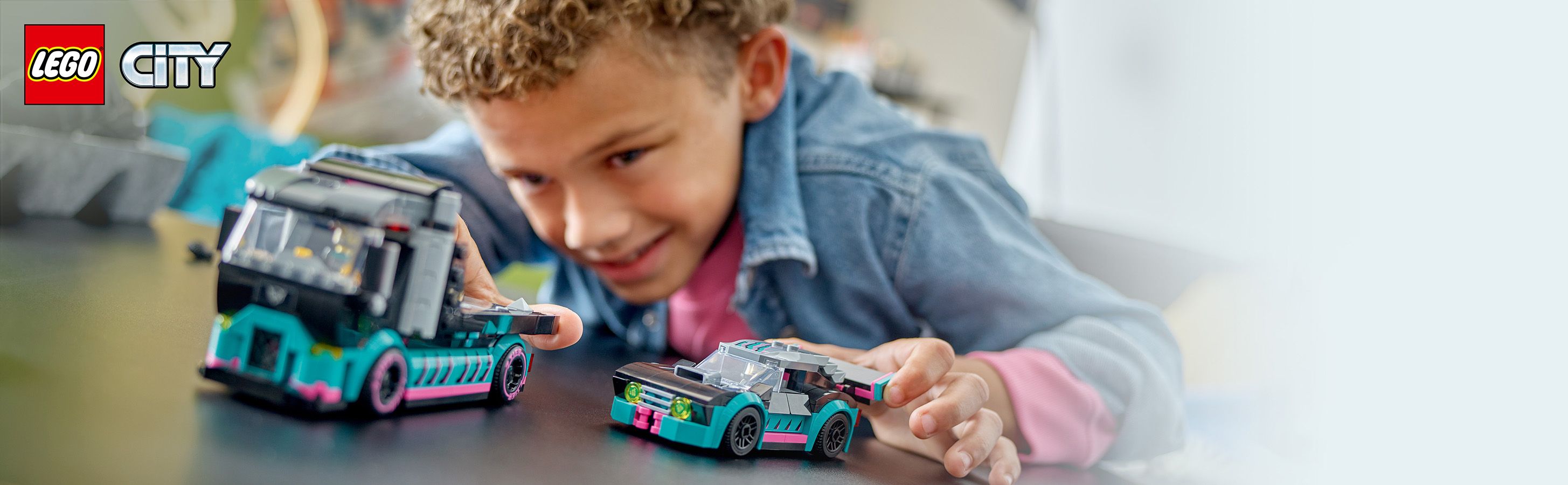 LEGO® závodní auto a přepravník vozidel